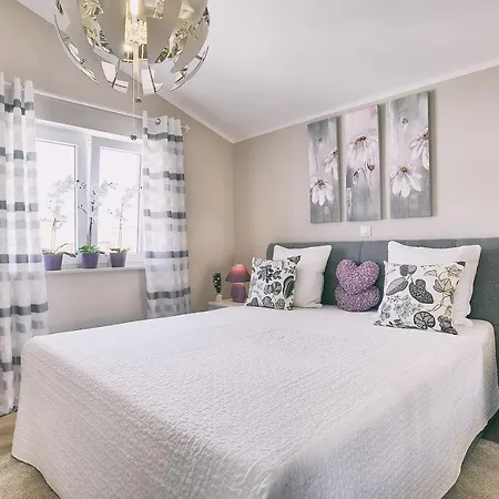 Mit Privatem Pool, Wlan, Sonnenliegen, Terrasse Und Eigenem Grillbereich *