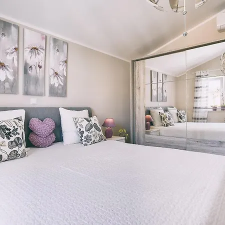 Mit Privatem Pool, Wlan, Sonnenliegen, Terrasse Und Eigenem Grillbereich * Póla