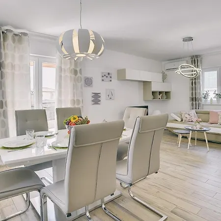 Mit Privatem Pool, Wlan, Sonnenliegen, Terrasse Und Eigenem Grillbereich *