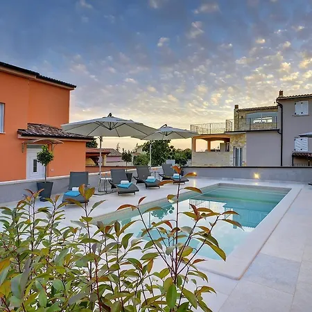 Mit Privatem Pool, Wlan, Sonnenliegen, Terrasse Und Eigenem Grillbereich Póla