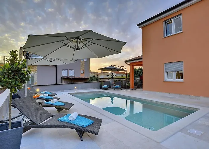 Mit Privatem Pool, Wlan, Sonnenliegen, Terrasse Und Eigenem Grillbereich * 普拉