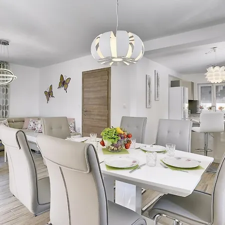 Mit Privatem Pool, Wlan, Sonnenliegen, Terrasse Und Eigenem Grillbereich