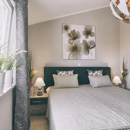 Mit Privatem Pool, Wlan, Sonnenliegen, Terrasse Und Eigenem Grillbereich *