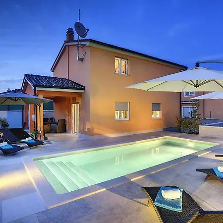 Mit Privatem Pool, Wlan, Sonnenliegen, Terrasse Und Eigenem Grillbereich Holiday home