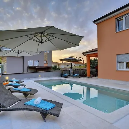 Mit Privatem Pool, Wlan, Sonnenliegen, Terrasse Und Eigenem Grillbereich * Pula