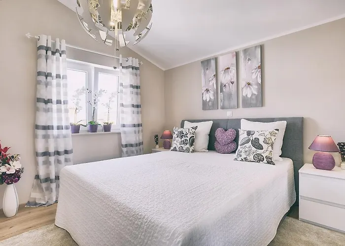 Mit Privatem Pool, Wlan, Sonnenliegen, Terrasse Und Eigenem Grillbereich *