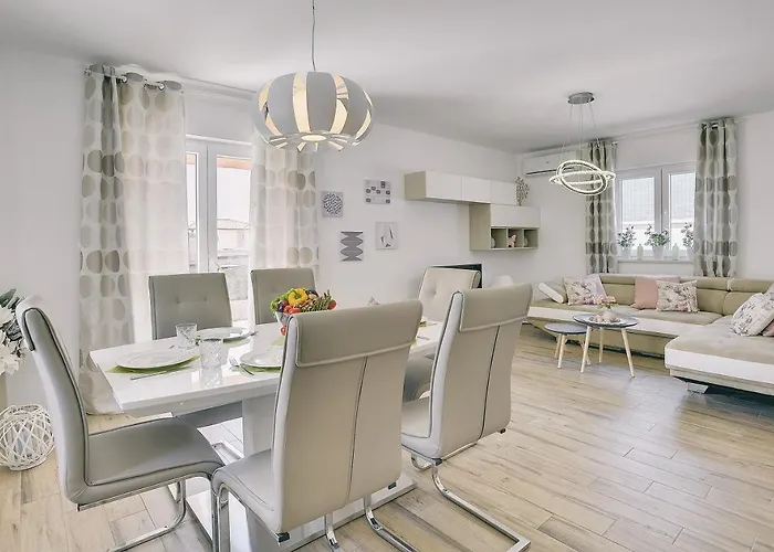 Mit Privatem Pool, Wlan, Sonnenliegen, Terrasse Und Eigenem Grillbereich *