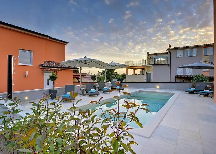 Mit Privatem Pool, Wlan, Sonnenliegen, Terrasse Und Eigenem Grillbereich Pula