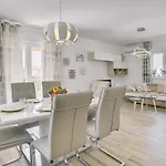 Mit Privatem Pool, Wlan, Sonnenliegen, Terrasse Und Eigenem Grillbereich *