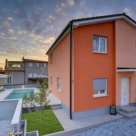 Mit Privatem Pool, Wlan, Sonnenliegen, Terrasse Und Eigenem Grillbereich 풀라