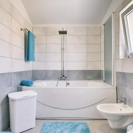 Mit Privatem Pool, Wlan, Sonnenliegen, Terrasse Und Eigenem Grillbereich 풀라